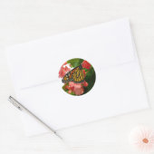 Schmetterling mit roten Blume Runder Aufkleber (Umschlag)