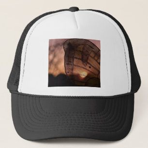 Schmetterling mit Sonnenuntergang von Shirley Tayl Truckerkappe