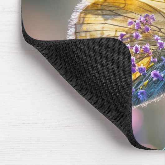 Schmetterling mit violetten Blumen Mousepad (Ecke)