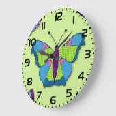 Schmetterling-Patchworkmuster auf Grün Große Wanduhr (Winkel)