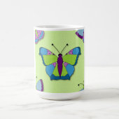 Schmetterling-Patchworkmuster auf Grün Kaffeetasse (Mittel)