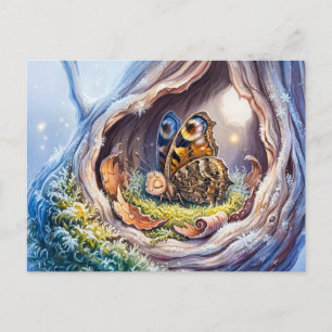 Schmetterling schläft im hohlen Baum während des W Postkarte