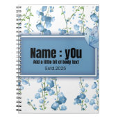 Schmetterling umgeben von blauen Sträuchern Notizblock (Vorderseite)