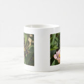 Schmetterling und Blume Kaffeetasse (Mittel)