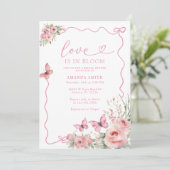 Schmetterling und Blume Liebe im blühenden Brautpa Einladung (Stehend Vorderseite)