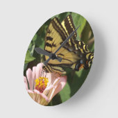 Schmetterling und Blume Runde Wanduhr (Winkel)