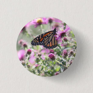 Schmetterling und Lila Blume Button