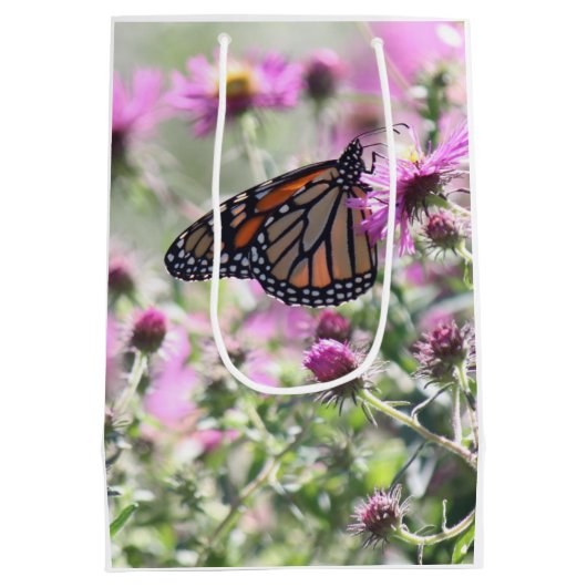 Schmetterling und Lila Blume Mittlere Geschenktüte (Rückseite)