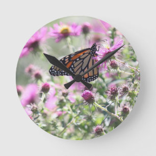 Schmetterling und Lila Blume Runde Wanduhr