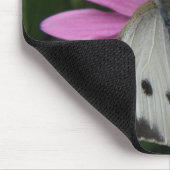 Schmetterling und rosa Blume Mousepad (Ecke)