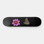Schmetterling und rosa Blume Skateboard (Horizontal)