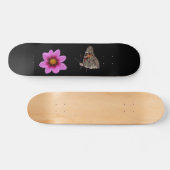 Schmetterling und rosa Blume Skateboard (Horizontal)