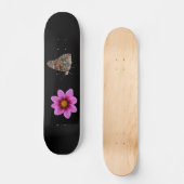 Schmetterling und rosa Blume Skateboard (Vorderseite)