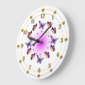 Schmetterlinge auf abgestufter Creme und Rosa Große Wanduhr (Winkel)