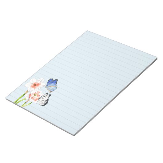 Schmetterlinge auf einem großen Notepad Notizblock (angewinkelt)