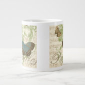 Schmetterlinge auf Noten mit Blumendesign Jumbo-Tasse (Vorderseite)