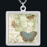 Schmetterlinge auf Noten mit Blumendesign Versilberte Kette<br><div class="desc">Ein grünes Blumendesign und Noten dienen als Hintergrund für ein Trio von Schmetterlingen in diesem Stück von Vision Studio. Auch das französische Wort für Schmetterling, Papillon, ist am unteren Ende des Stückes verziert. Wenn Sie eine große Liebe an Schmetterlingen, Natur, oder wie Sie sich mit Schönheit umgeben, ist dies der...</div>