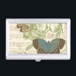 Schmetterlinge auf Noten mit Blumendesign Visitenkarten Etui<br><div class="desc">Ein grünes Blumendesign und Noten dienen als Hintergrund für ein Trio von Schmetterlingen in diesem Stück von Vision Studio. Auch das französische Wort für Schmetterling, Papillon, ist am unteren Ende des Stückes verziert. Wenn Sie eine große Liebe an Schmetterlingen, Natur, oder wie Sie sich mit Schönheit umgeben, ist dies der...</div>