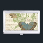 Schmetterlinge auf Noten mit Blumendesign Visitenkarten Etui<br><div class="desc">Ein grünes Blumendesign und Noten dienen als Hintergrund für ein Trio von Schmetterlingen in diesem Stück von Vision Studio. Auch das französische Wort für Schmetterling, Papillon, ist am unteren Ende des Stückes verziert. Wenn Sie eine große Liebe an Schmetterlingen, Natur, oder wie Sie sich mit Schönheit umgeben, ist dies der...</div>