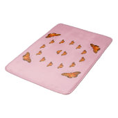 Schmetterlinge auf rosa Bath Mat Badematte (Schrägansicht)