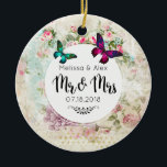 Schmetterlinge auf Shabby Vintag Collage Mr. and M Keramikornament<br><div class="desc">Ein Hochzeitsschmuck,  entworfen mit Schmetterlingen in rosa Magenta und smaragdgrün . Ein weißer,  kreisförmiger Rahmen mit Ihren Hochzeitsdetails überlagert eine schattige Vintage Collage mit rosa Rosen und anderen dekorativen Elementen. Mr. und Mrs. geschrieben in einem extravaganten trendigen Drehbuch-Schriftart. Eine schicke,  altmodische Atmosphäre.</div>