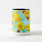 Schmetterlinge, Bienen und Schmetterlinge auf Wolk Zweifarbige Tasse (Mittel)