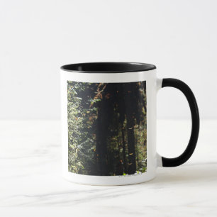 Schmetterlinge, die in Wald fliegen Tasse