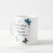 Schmetterlinge erscheinen, wenn Engel nahe der Tas Kaffeetasse (Vorderseite Links)