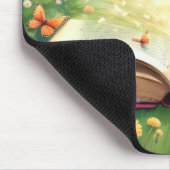 Schmetterlinge explodieren aus dem offenen Buch Mousepad (Ecke)