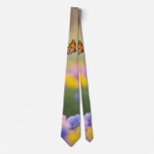 Schmetterlinge fliegen über bunte Frühlingsblumen Krawatte (Vorderseite)