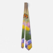 Schmetterlinge fliegen über bunte Frühlingsblumen Krawatte (Rückseite)