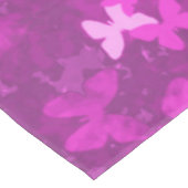 Schmetterlinge in der rosa Tischdecke (Schrägansicht)