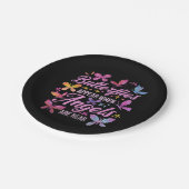 Schmetterlinge tauchen auf, wenn Engel in der Nähe Pappteller (Schrägansicht)