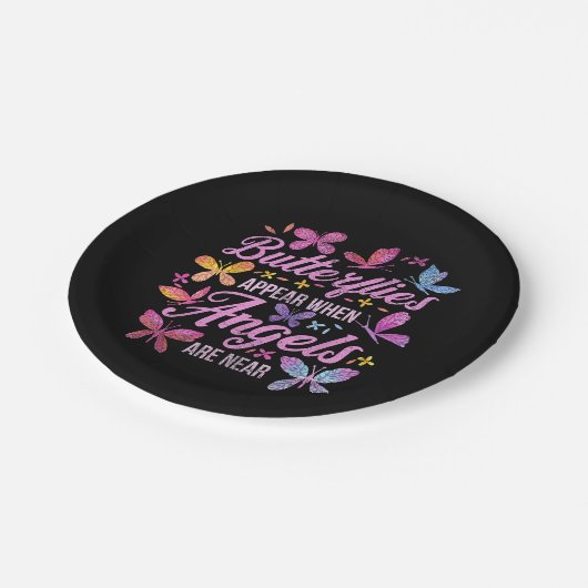 Schmetterlinge tauchen auf, wenn Engel in der Nähe Pappteller (Schrägansicht)