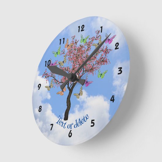 Schmetterlinge und blühender Baum Personalisiert Runde Wanduhr (Winkel)