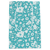 Schmetterlinge und Blume auf Aqua Mittlere Geschenktüte (Vorderseite)