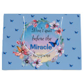 Schmetterlinge und Blume Positives Mindset-Zitat Große Geschenktüte (Vorderseite)