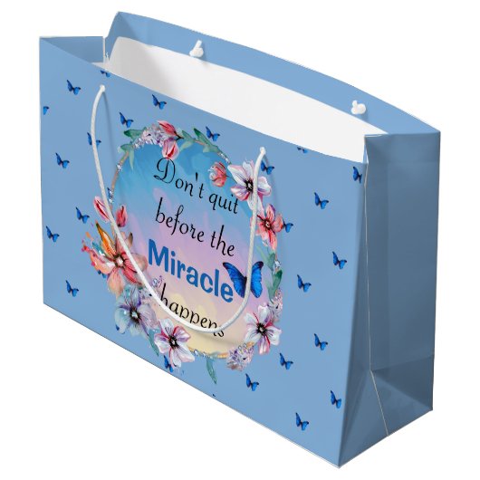 Schmetterlinge und Blume Positives Mindset-Zitat Große Geschenktüte (Rückseite Schrägansicht)