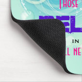 Schmetterlinge und Blüten der Blume mit magischem Mousepad (Ecke)