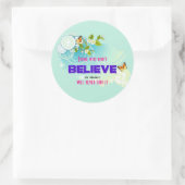 Schmetterlinge und Blüten der Blume mit magischem  Runder Aufkleber (Tasche)