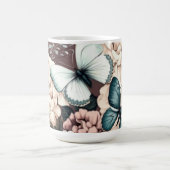 Schmetterlinge und braune Blume Kaffeetasse (Mittel)