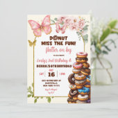 Schmetterlinge und Donuts Gemeinsamer Geburtstag Einladung (Stehend Vorderseite)