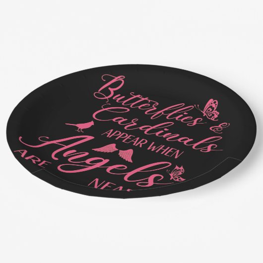 Schmetterlinge und Kardinäle erscheinen, wenn Enge Pappteller (Schrägansicht)