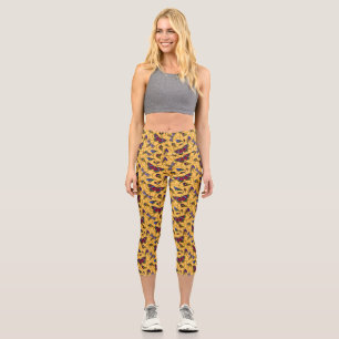 Schmetterlinge und Libellen auf Gelb b Capri Leggings