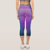 Schmetterlinge und Lila Hochwaikkappen Capri Leggings (Rückseite)
