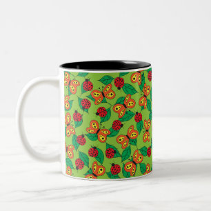Schmetterlinge und Marienkäfer auf grünen Blättern Zweifarbige Tasse