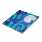 Schmetterlinge und Motten in einem tiefen blauen H Fliese (Seite)