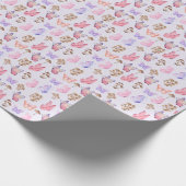 Schmetterlinge und Pilze auf blassem Lila Geschenkpapier (Ecke)