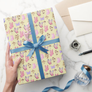Schmetterlinge und Pilze auf hellgelb Geschenkpapier