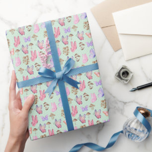 Schmetterlinge und Pilze auf hellgrün Geschenkpapier